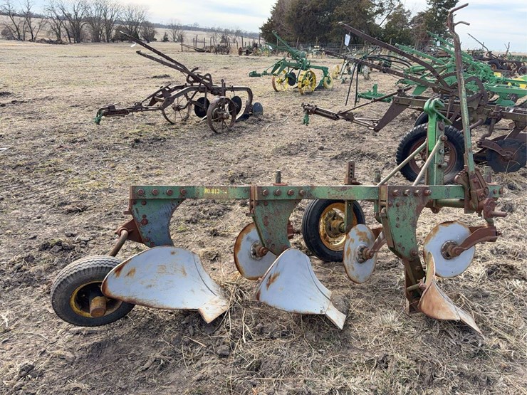 john-deere-three-point-three-bottom-plow-image-5