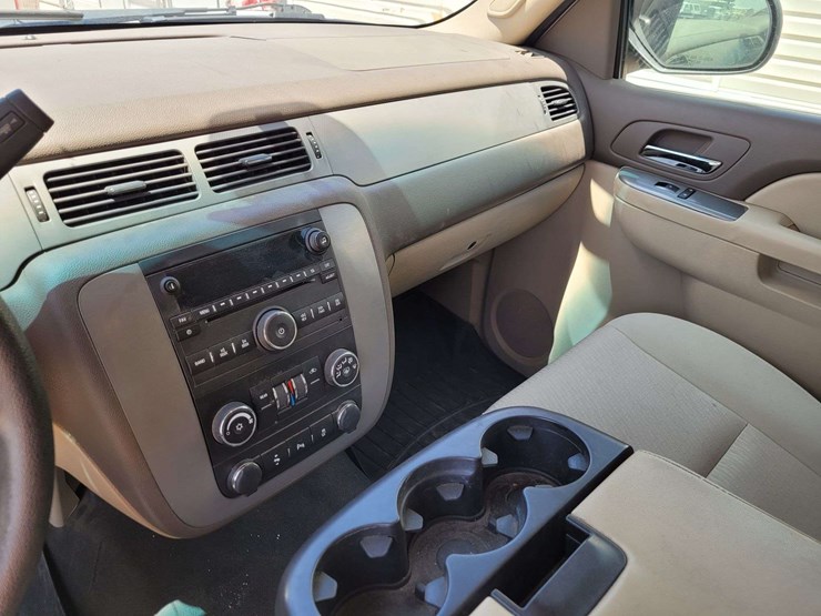 2013-chevrolet-suburban-image-15