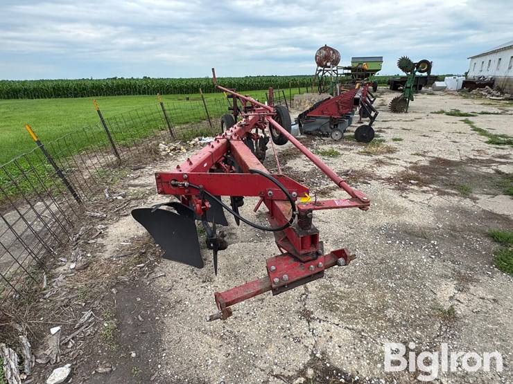 international-710-image-2