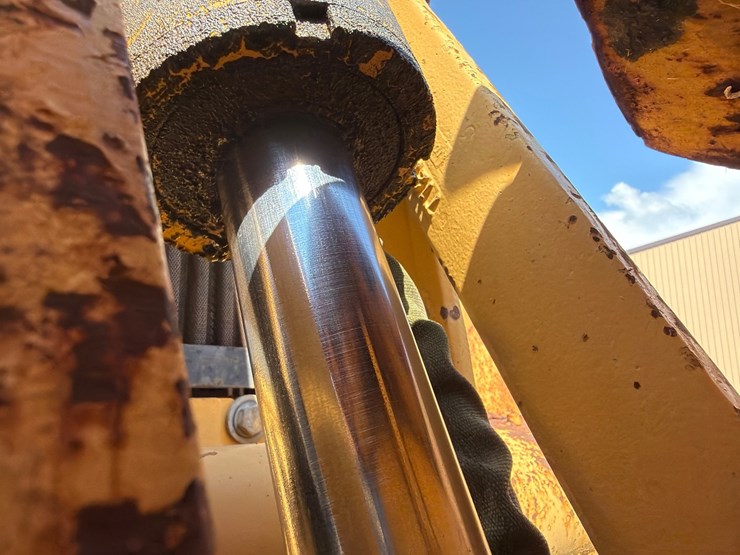 2000-deere-710d-image-64