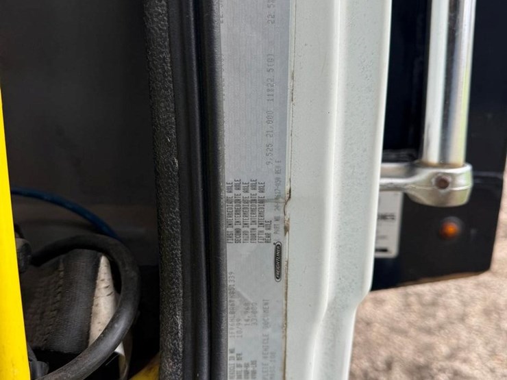 2000-freightliner-fl70-image-28