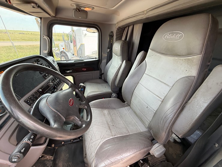 2015-peterbilt-365-image-22