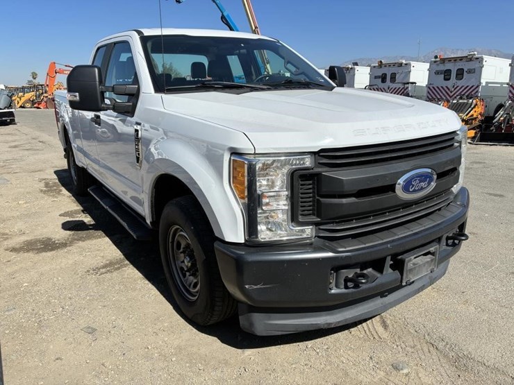 2017-ford-f250-xl-image-2