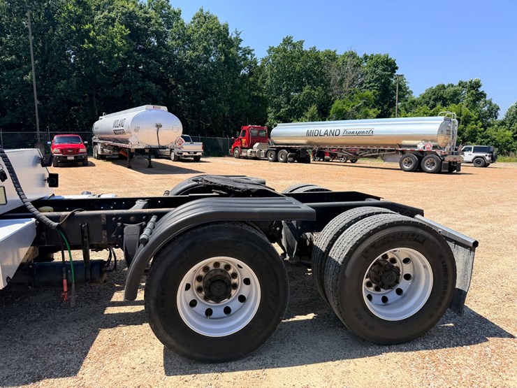 2016-freightliner-122sd-image-45
