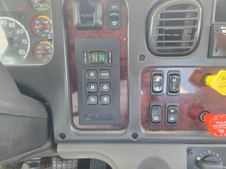 2018-freightliner-m2-106-image-50