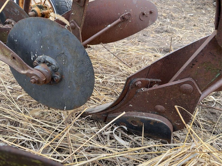 john-deere-pull-type-three-bottom-plow.-image-20