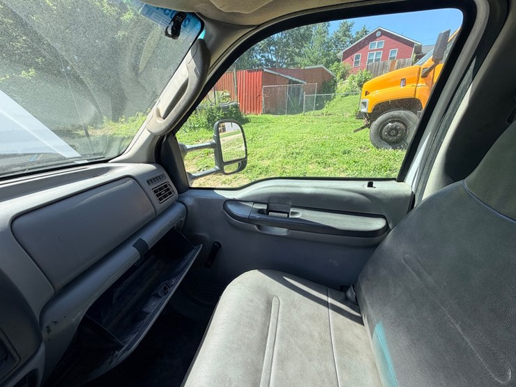 2003-ford-f550-image-48