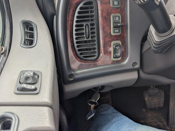 2012-freightliner-m2-stakebed-truck-image-10