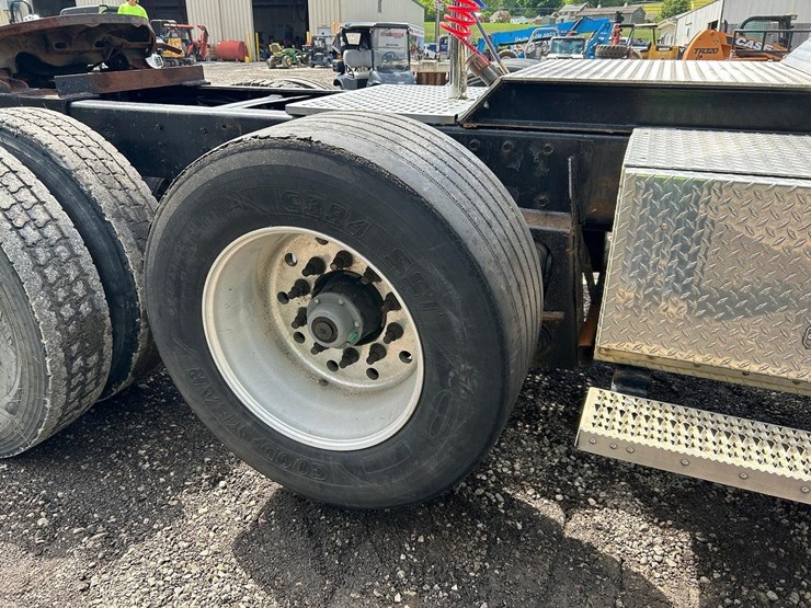 1984-peterbilt-359-image-14