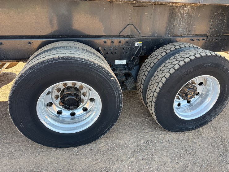 2012-peterbilt-367-image-21
