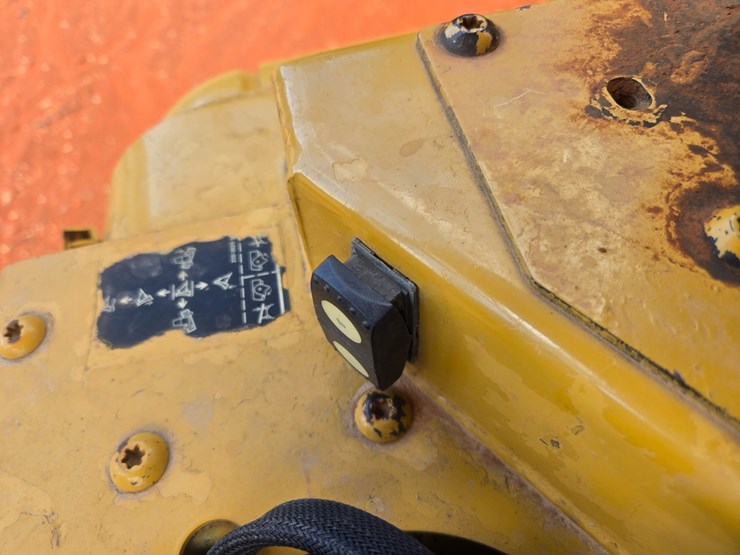 2005-caterpillar-d5n-xl-image-28