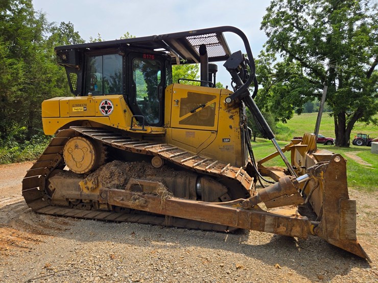 2019-caterpillar-d6-image-13
