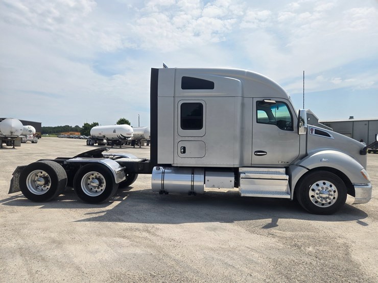 2019-kenworth-t680-image-16