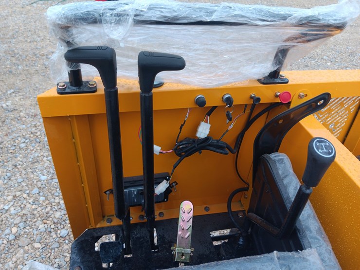 #l75-017-•-2026-future-j1500-crawler-dumper-image-10