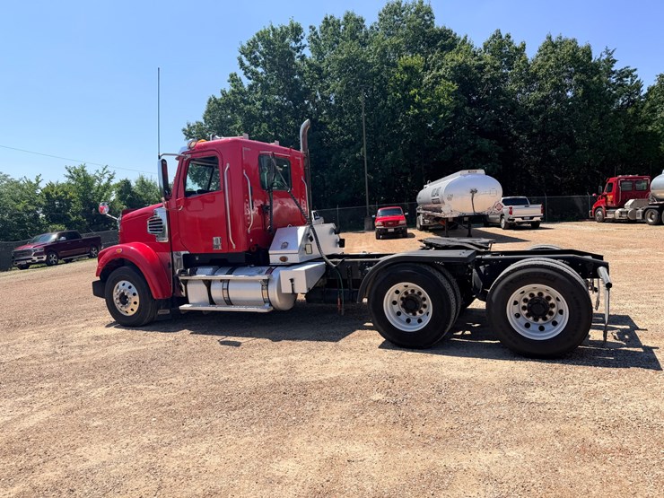 2016-freightliner-122sd-image-7