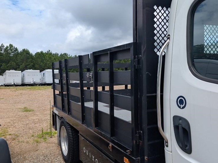 2018-freightliner-m2-stakebed-truck-image-29