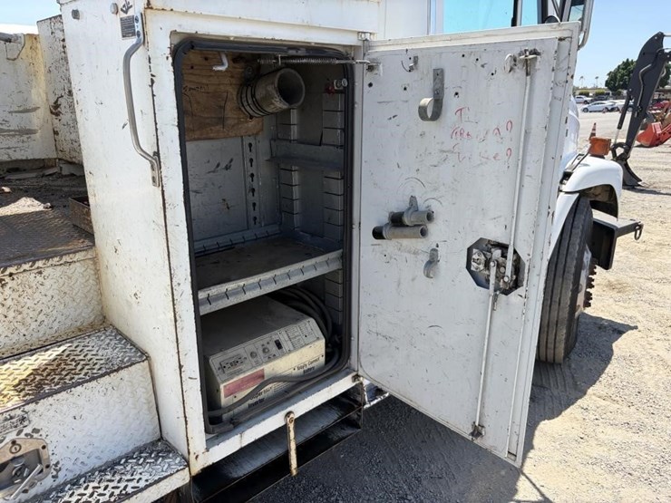 2000-freightliner-fl80-image-13