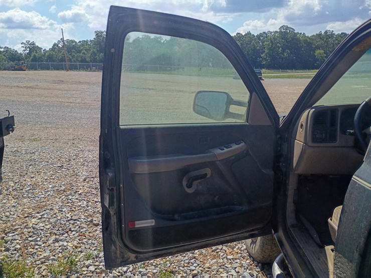 2001-chevrolet-silverado-3500-image-18
