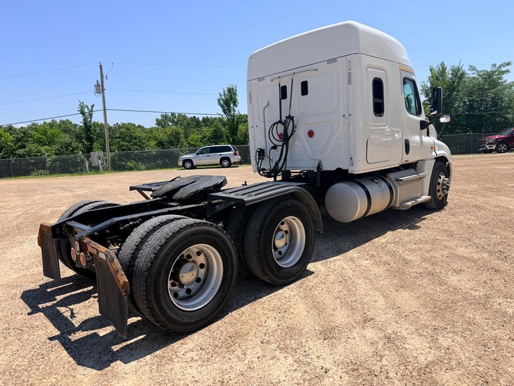 2016-freightliner-cascadia-125-image-15