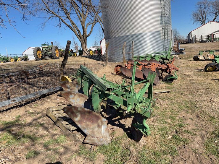 john-deere-three-point-three-bottom-plow-image-1