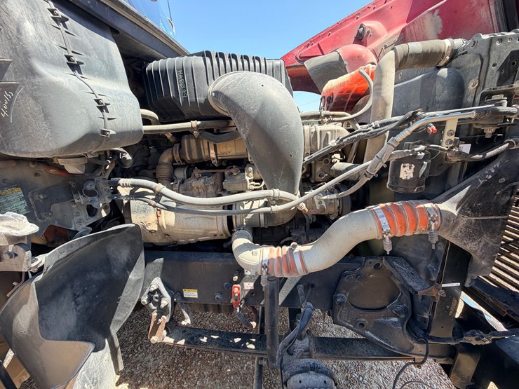 2016-freightliner-122sd-image-39