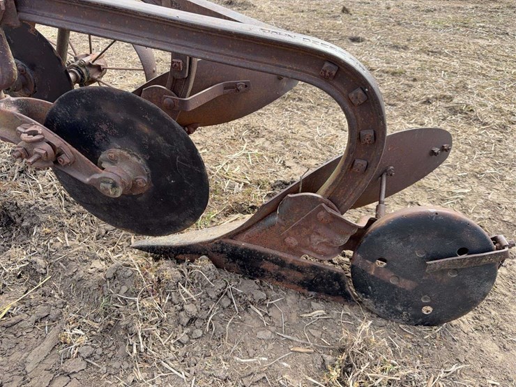 john-deere-two-bottom-plow-image-16