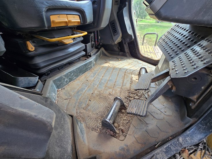 2019-caterpillar-d6-image-32