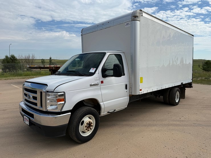 2022-ford-cargo-image-2