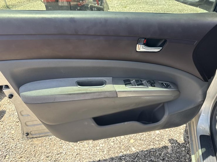 #64-•-2005-toyota-prius-image-13