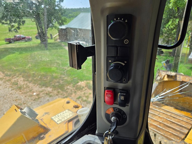 2019-caterpillar-d6-image-52