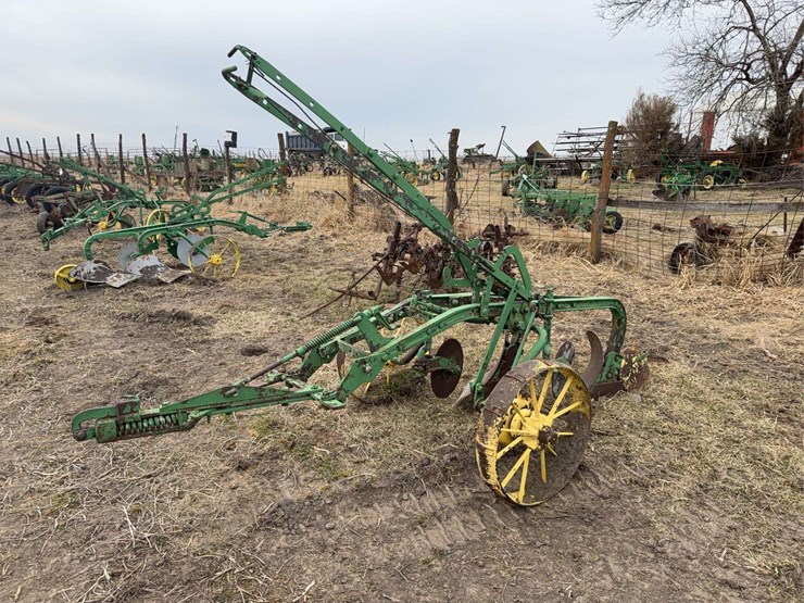 john-deere-pull-type-two-bottom-plow-image-2