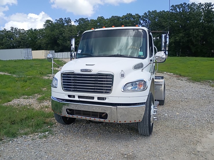 2008-freightliner-m2-106-image-16
