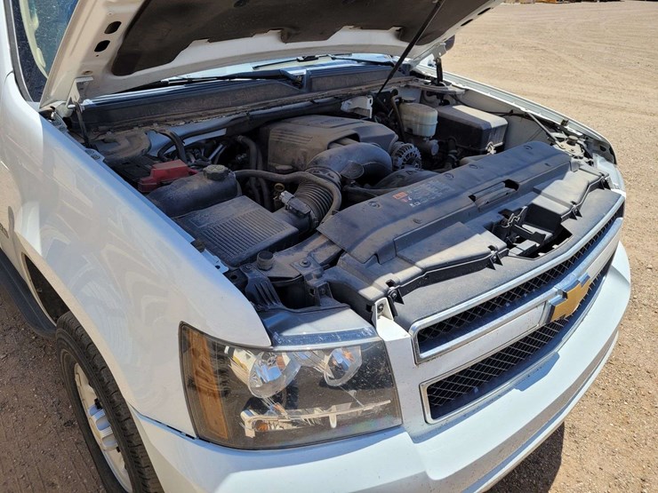 2013-chevrolet-suburban-image-21