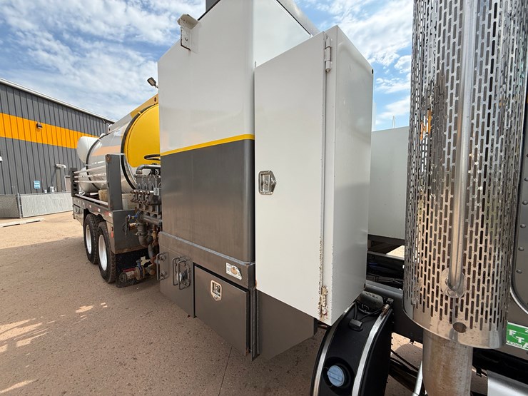 2019-peterbilt-389-image-26