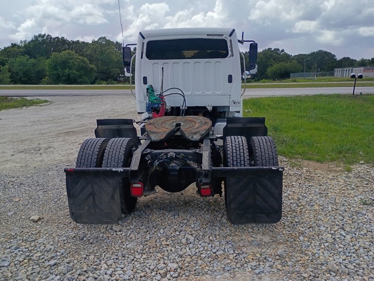 2008-freightliner-m2-106-image-7