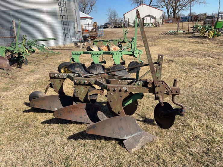 john-deere-three-point-three-bottom-plow-image-2