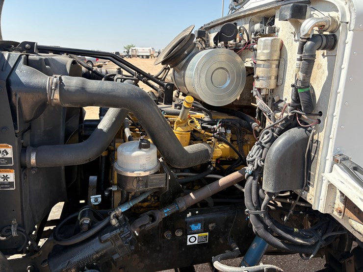 2004-peterbilt-330-image-15