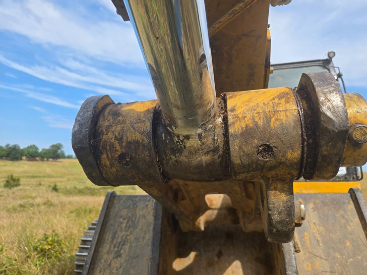 2019-caterpillar-320-image-91