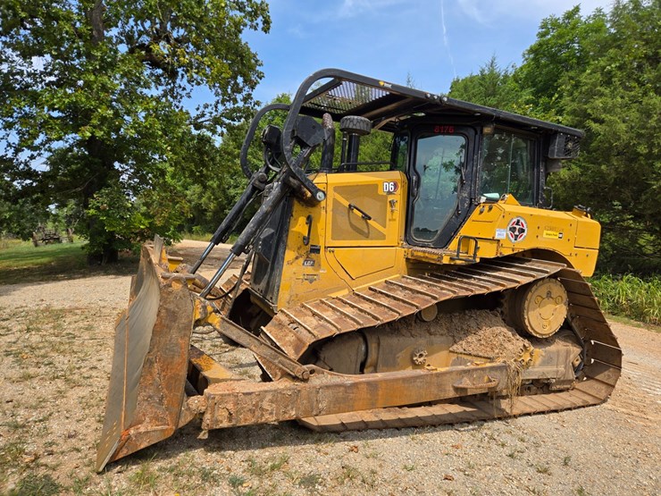 2019-caterpillar-d6-image-3