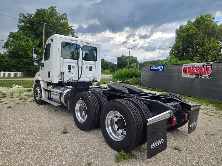 2012-freightliner-cascadia-113-image-9