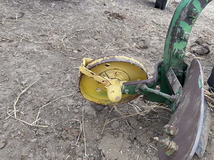 john-deere-pull-type-two-bottom-plow-image-14
