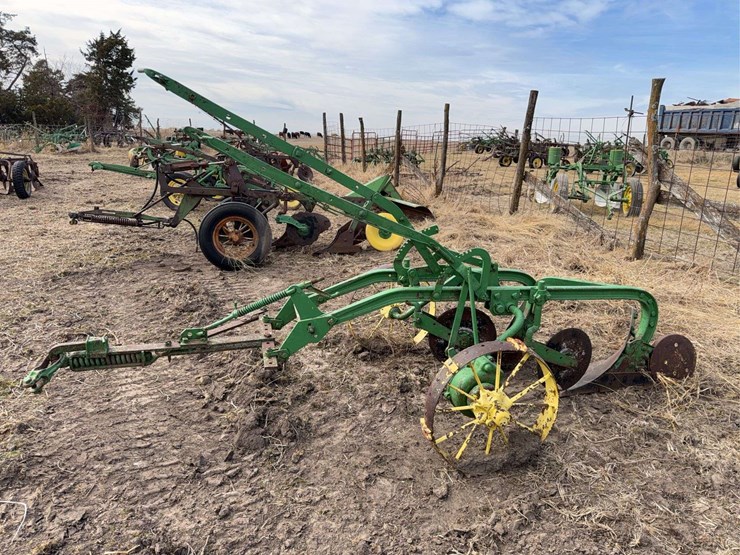 john-deere-pull-type-two-bottom-plow-image-2