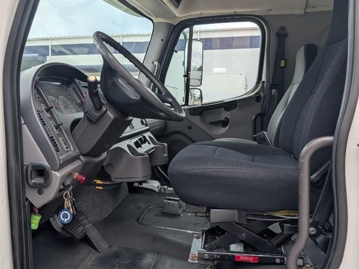 2011-freightliner-m2-stakebed-truck-image-17