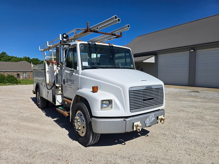 2001-freightliner-fl70-image-27