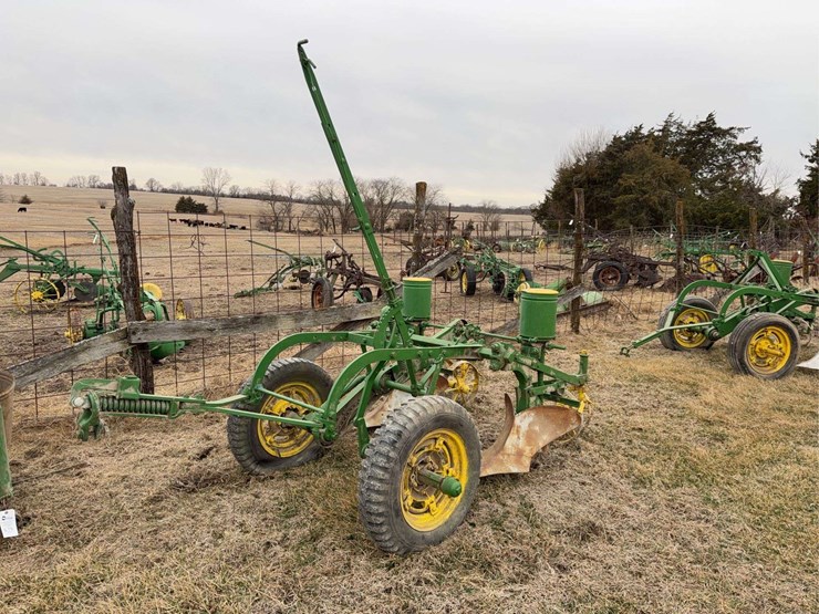 john-deere-pull-type-two-row-planter-image-2