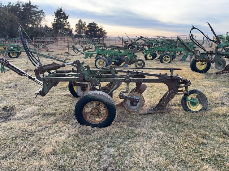 john-deere-pull-type-three-bottom-plow-image-6