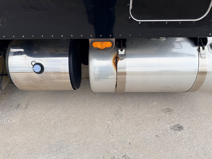 2013-peterbilt-388-image-68