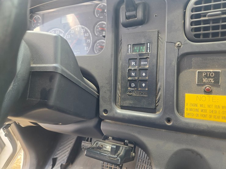2007-freightliner-m2-106-image-53