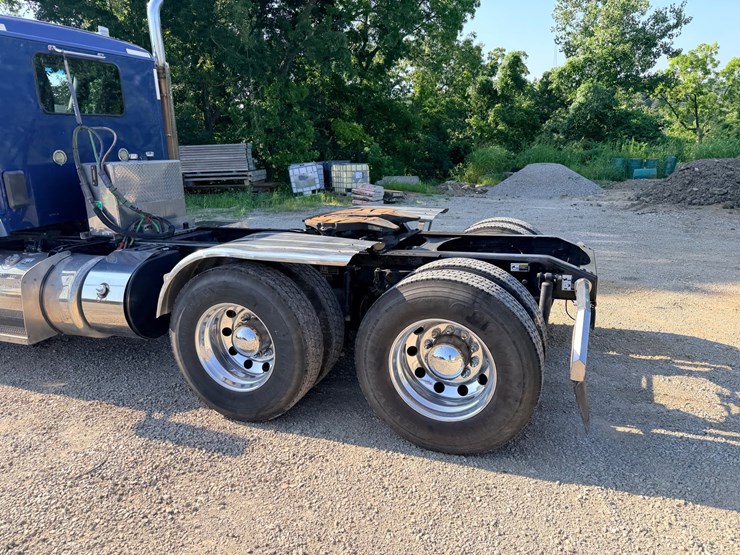 2021-peterbilt-579-image-33