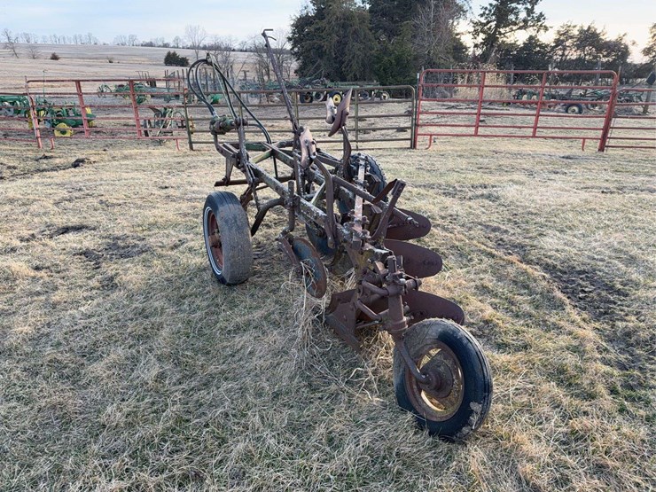 john-deere-pull-type-three-bottom-plow-image-5